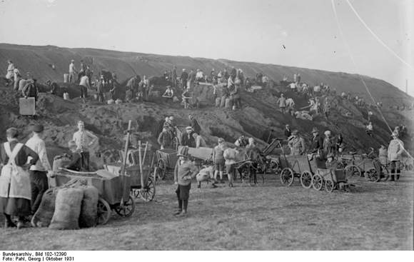 Bergarbeiterfamilien suchen in den Überresten der Schlackenhalden im Ruhrgebiet Brennstoffe für den Winter (1931)